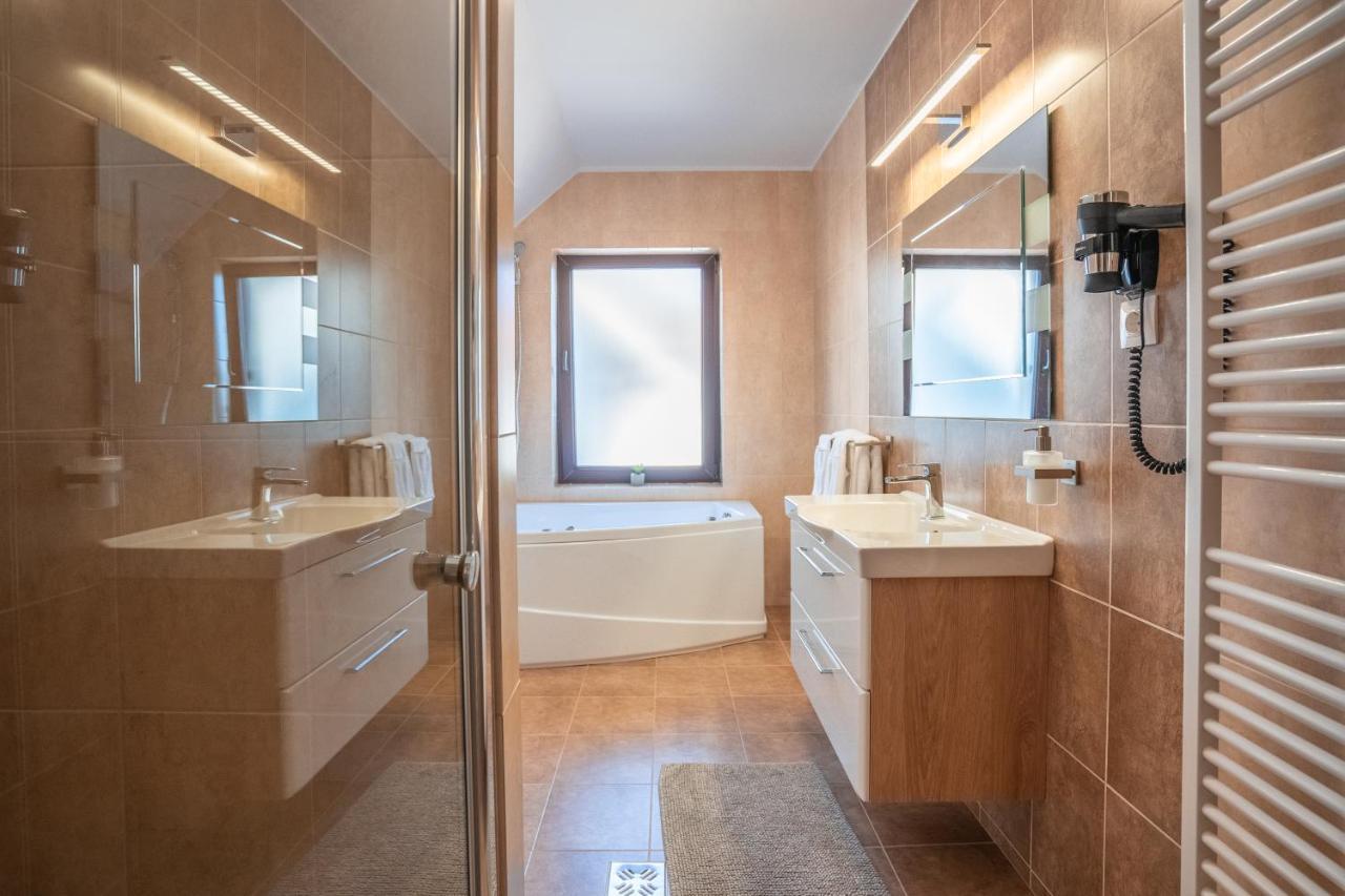 Roots Villa Redwood براشوف المظهر الخارجي الصورة