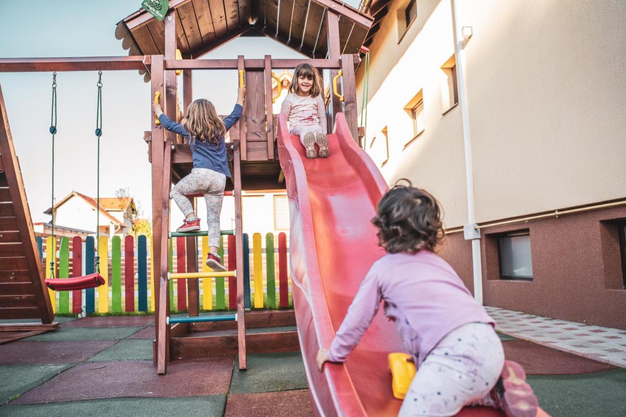 Roots Villa Redwood براشوف المظهر الخارجي الصورة
